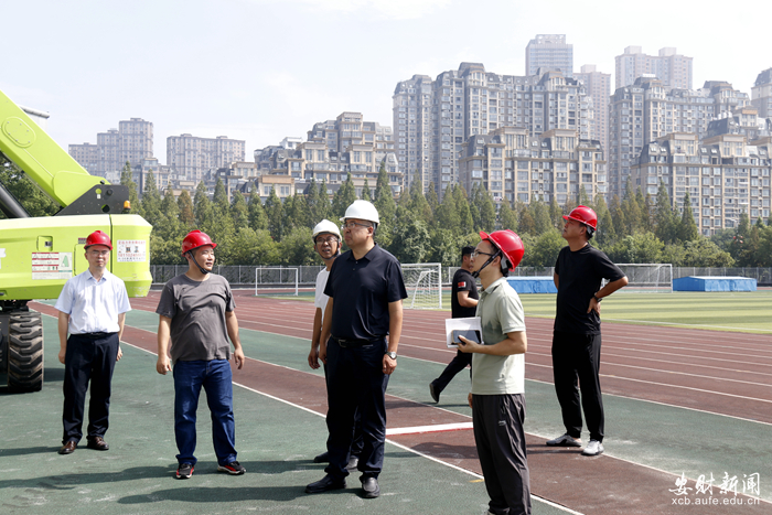 校领导带队调研学校暑期重点维修...